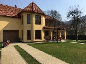 House by the river - 索洛钦