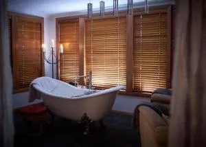 Tomah Retreat - Studio CHILL with fireplace and clawfoot bath - Glen Alice