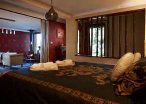 Tomah Retreat - Studio CHILL with fireplace and clawfoot bath