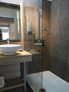 Hotels Logis Hotel Oasis : photos des chambres