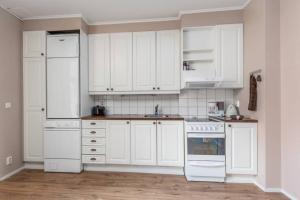 SELF-SERVICE apt 10 min from bus-&railway station, free bike!