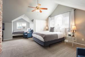 One Bedroom Suite with Kitchenette - High Tide room in Nantucket Inn - Anacortes