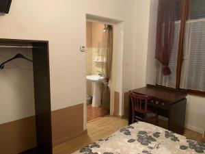 Hotels hotel Le Cosy : Chambre Double Économique avec Toilettes Communes - Occupation simple - Non remboursable