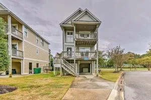 Home with Deck in Corolla Light Walk to Beach! - إليزابيث سيتي
