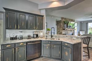 Modern Mountain-View Smokies Retreat with Balcony