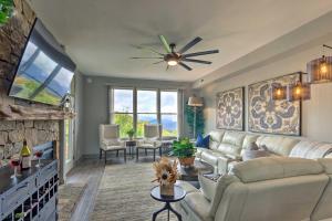 Modern Mountain-View Smokies Retreat with Balcony