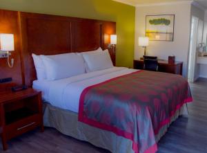 Queen Room with Mobility/Hearing Access - Non-Smoking room in Ramada by Wyndham Mountain View