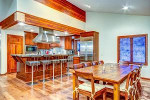 Five-Bedroom Holiday Home room in 2431 Nansen Court