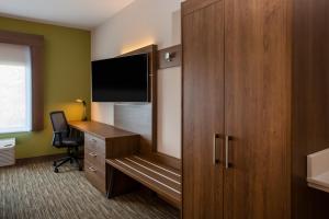 King Room with Accessible Tub - Disability Access room in Holiday Inn Express Hotel & Suites Atlanta Southwest-Fairburn