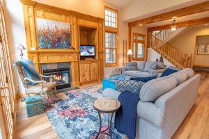 White Wolf Mountain Air Townhome: Elegant Retreat