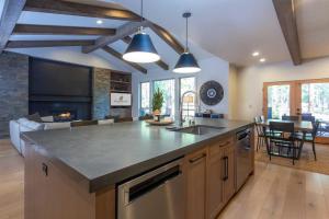 Six-Bedroom House room in Dancing Rock 56839
