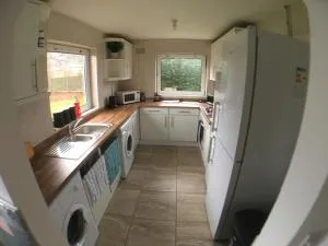 5 bedrooms, 2 Reception Rooms, 2 Shower Rooms, Sleeps up to 7, Parking, Free WiFi & Netflix, Large Garden - 阿什利