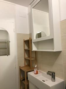 Studio plein centre, calme, parking inclus, piscine et gardien