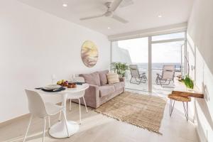 Beachfront Apt with Open Terrace in Las Canteras