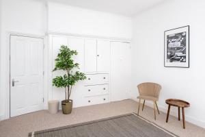 Relax In Comfortable & Stylish Pontcanna Apartment, Free Private Parking