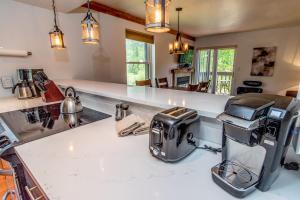 Mountainside Peakview Condo: Cool Location, Updates