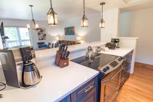 Mountainside Peakview Condo: Cool Location, Updates