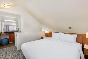 Suite room in Clementine Hotel & Suites Anaheim