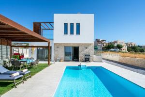 Lux Villa Nymphes Dioni, 30m from beach with Pool, BBQ and Play Area
