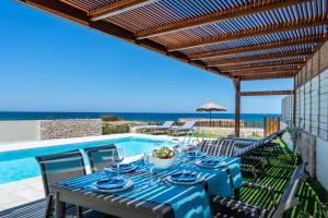 Lux Villa Nymphes Dioni, 30m from beach with Pool, BBQ and Play Area