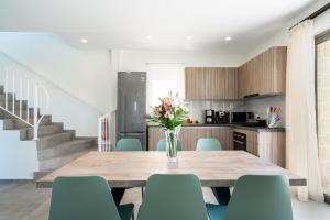 Lux Villa Nymphes Dioni, 30m from beach with Pool, BBQ and Play Area