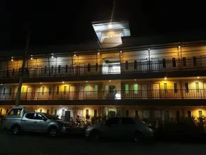 โมเดิร์นเพลส - 拉差汶里