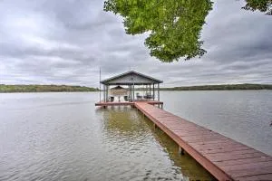 Private Dock and Fire Pit Cedar Creek Lake Home - Eustace