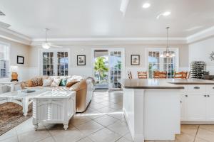 Whitecap Condo Beachfront Splendor