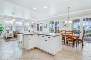 Whitecap Condo Beachfront Splendor