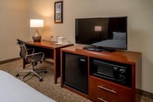 King Room - Accessible/Non-Smoking room in Comfort Inn & Suites Grundy