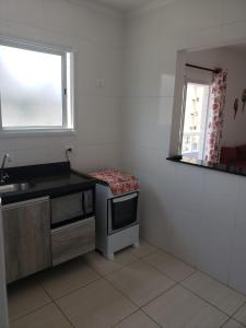 EXCELENTE APARTAMENTO NOVO - PRÓXIMO a PRAIA COM INTERNET !!