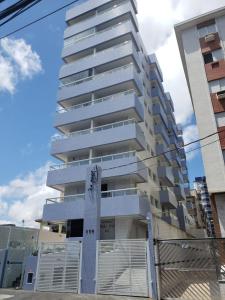 EXCELENTE APARTAMENTO NOVO - PRÓXIMO a PRAIA COM INTERNET !!