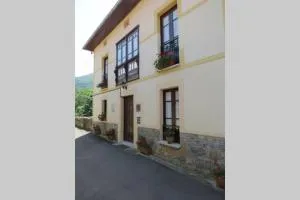 Casa del Cuetu. Traditional village house in Asturias - Mestas de Con