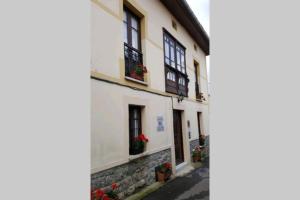 Casa del Cuetu. Traditional village house in Asturias