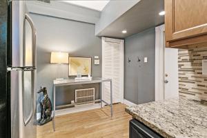 Stylish 2BR Pad with Up-to-date Comforts - Halsted rep