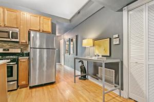 Stylish 2BR Pad with Up-to-date Comforts - Halsted rep