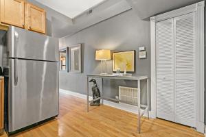 Stylish 2BR Pad with Up-to-date Comforts - Halsted rep