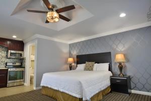 Studio with Full Kitchen and 2 Queen Beds room in Crystal Lodge Motel