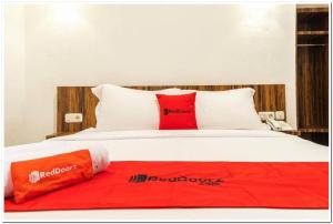 RedDoorz near RS Royal Prima Medan 2