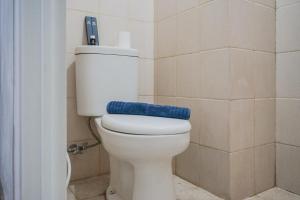 Furnished and Simple Living Studio Serpong Greenview Apartment By Travelio