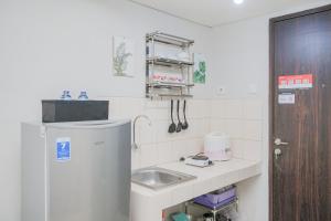 Furnished and Simple Living Studio Serpong Greenview Apartment By Travelio