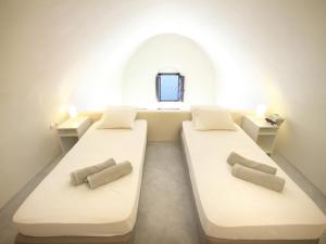 Alafouzou Cave Loft Santorini Greece