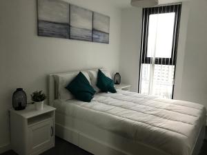 Perfect for work or leisure, this 12th floor apartment near the city centre provides stunning panoramic views of Sheffield