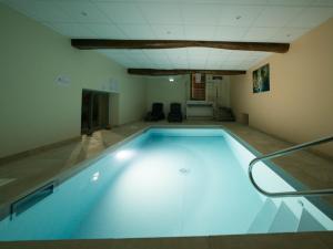 Maisons de vacances Gite du Chateau avec piscine interieure privative : photos des chambres