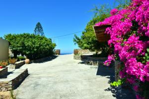 Villa Mirsini, a 3 minute walk from 2 beaches