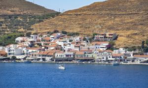 Villa Mirsini, a 5 minute walk from 2 beaches