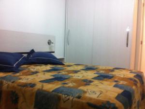 EXCELENTE APTO NA QUADRA DA PRAIA