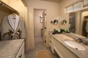 King Room with Ocean View room in Horizon Inn & Ocean View Lodge