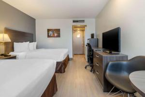 Super 8 by Wyndham Macleod Trail Calgary