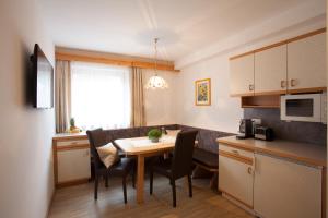 Family Two-Bedroom Apartment with View room in Haus Bstieler